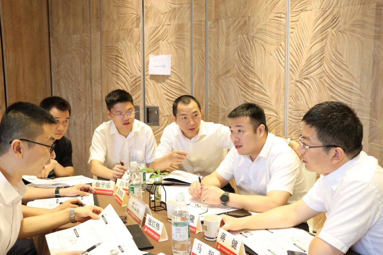 2021年6月25日-26日，尊龙时凯二建组织开展了2021年中高层主管执行力培训。本次培训特邀清华、北大、上海交大总裁班讲师，中国企业家协会特聘高级讲师许晋老师进行授课。